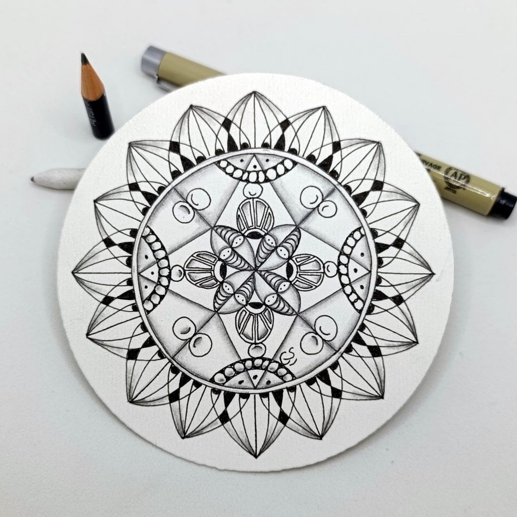 Tesela de zentangle redonda con fragmentos de Gildo Sobrino CZT