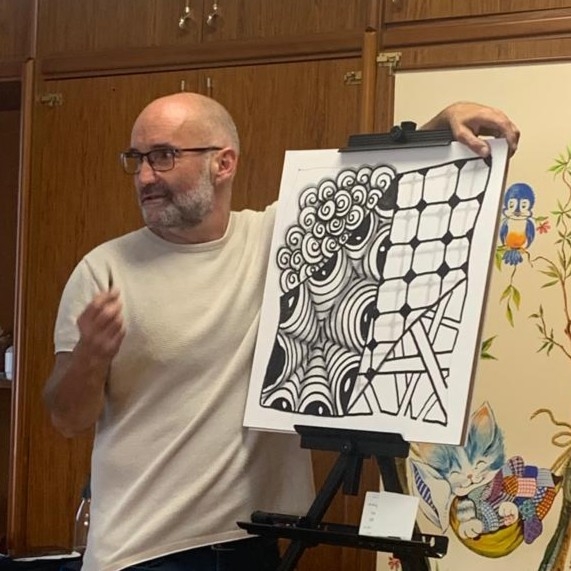 Profesor de Zentangle Gildo Sobrino CZT en una clase
